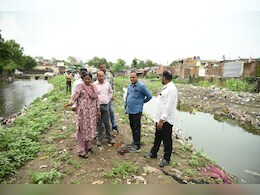 सफाईसाठी आयुक्त मॅडम थेट नाल्यात उतरल्या, पुढे अधिकाऱ्यांवर भडकल्या, नेमकं काय झालं? सफाईसाठी आयुक्त मॅडम थेट नाल्यात उतरल्या, पुढे अधिकाऱ्यांवर भडकल्या, नेमकं काय झालं?