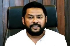 Karnataka: 13 घंटे की पूछताछ के बाद पूर्व मंत्री B Nagendra को ED ने किया गिरफ़्तार Karnataka: 13 घंटे की पूछताछ के बाद पूर्व मंत्री B Nagendra को ED ने किया गिरफ़्तार