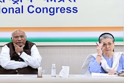 Congress संसदीय दल की बैठक खत्म, विधानसभा चुनाव की तैयारियों पर चर्चा Congress संसदीय दल की बैठक खत्म, विधानसभा चुनाव की तैयारियों पर चर्चा