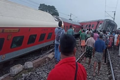 झारखंड में बड़ा रेल हादसा, हावड़ा-मुंबई  मेल के 18 डिब्बे पटरी से उतरे झारखंड में बड़ा रेल हादसा, हावड़ा-मुंबई  मेल के 18 डिब्बे पटरी से उतरे