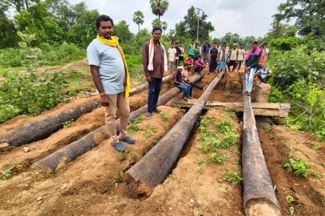 पुलिया बनाने में जुटे गांव के लोग 