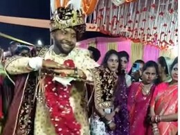 VIDEO: सलमान खान के गाने पर होने वाले पति का डांस देख सदमे में चली गई दुल्हन, तभी लाल साड़ी वाली आंटी... VIDEO: सलमान खान के गाने पर होने वाले पति का डांस देख सदमे में चली गई दुल्हन, तभी लाल साड़ी वाली आंटी...