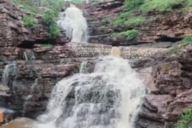 धुंधेश्वर पिकनिक स्पॉट का झरना शुरू  धुंधेश्वर पिकनिक स्पॉट का झरना शुरू