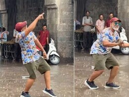बुजुर्ग शख्स ने बारिश में भीगते हुए सड़क के बीचोबीच किया गोविंदा के गाने पर डांस, चाचा के ठुमकों ने जीता लोगों का दिल बुजुर्ग शख्स ने बारिश में भीगते हुए सड़क के बीचोबीच किया गोविंदा के गाने पर डांस, चाचा के ठुमकों ने जीता लोगों का दिल