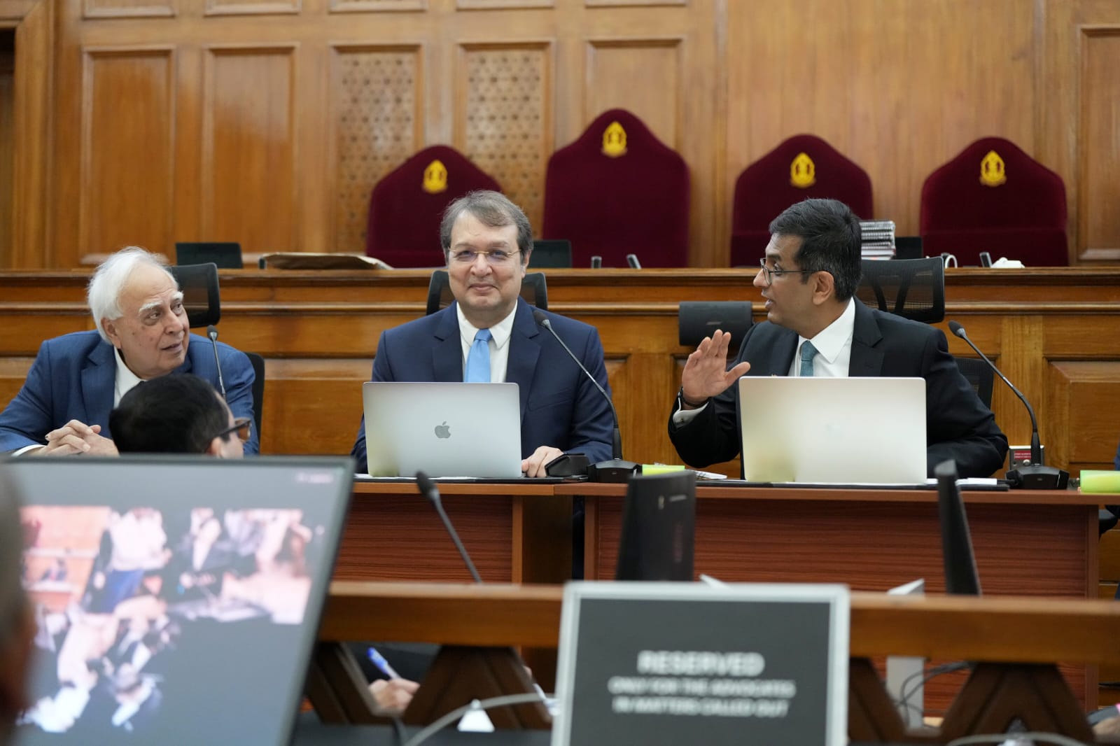 Husband-Wife Fight Solved By Lok Adalat Bench Of Chief Justice, Kapil Sibal Husband-Wife Fight Solved By Lok Adalat Bench Of Chief Justice, Kapil Sibal