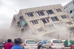 Versova में अवैध इमारत गिराई, BMC कर्मचारियों पर फूटा लोगों का गुस्सा Versova में अवैध इमारत गिराई, BMC कर्मचारियों पर फूटा लोगों का गुस्सा