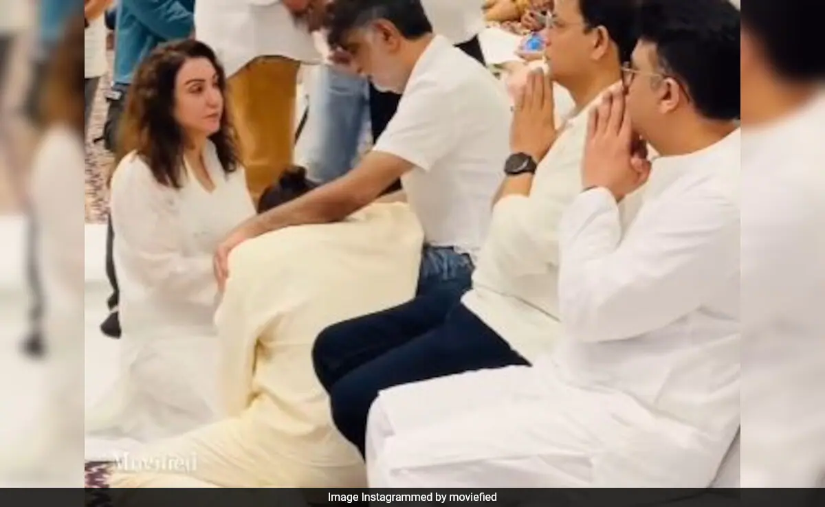 Video: Sonu Nigam Breaks Down At Krishan Kumar's Daughter's Prayer Meet