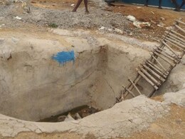 Chhattisgarh: स्कूल परिसर में पानी जमा करने के लिए गहरा गड्‌ढा खोदकर भूले ठेकेदार, अब हादसे का सता रहा डर 