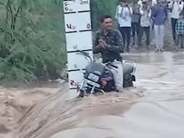 प्राण जाए तो जाए पर टशन न जाए...बाढ़ के पानी में फंसे बाइक सवार का तंबाकू खाते वीडियो वायरल