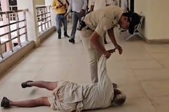 मंदसौर: जमीन पर लोटते हुए  जनसुनवाई में पहुंचा किसान