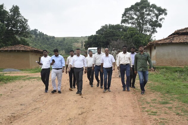 डीएम टीम के साथ स्कूलों पर निरीक्षण के लिए पैदल जाते हुए. डीएम टीम के साथ स्कूलों पर निरीक्षण के लिए पैदल जाते हुए.