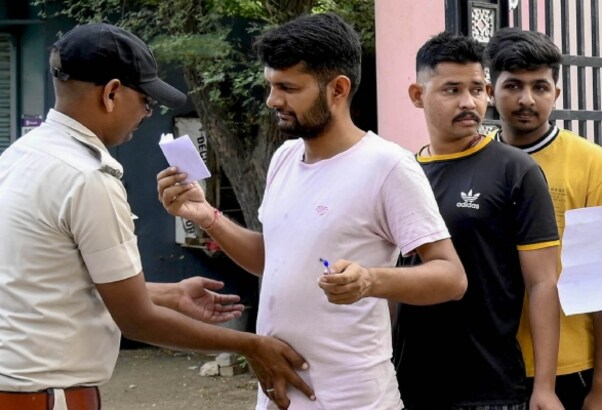 UP Home Guard Recruitment: 41,424 पदों के लिए परीक्षा, 25 लाख उम्मीदवारों पर नजर, हर सेंटर पर हाई अलर्ट सुरक्षा