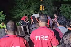5 Dead, Several Injured In Bus-Tractor Collision Near Mumbai Express Highway 5 Dead, Several Injured In Bus-Tractor Collision Near Mumbai Express Highway