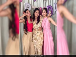 Hrithik Roshan's Cousin Pashmina On "Amazing" Saba Azad: "There Are Times When I Forget She Is My Brother's Girlfriend" Hrithik Roshan's Cousin Pashmina On "Amazing" Saba Azad: "There Are Times When I Forget She Is My Brother's Girlfriend"