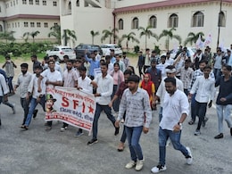 छात्रों पर लाठी चार्ज के विरोध में उतरे SFI के कार्यकर्ता, बड़े आंदोलन की दी चेतावनी छात्रों पर लाठी चार्ज के विरोध में उतरे SFI के कार्यकर्ता, बड़े आंदोलन की दी चेतावनी
