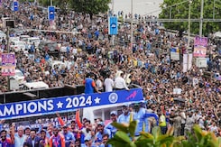 T20 World Cup 2024: विश्व विजेता टीम के स्वागत में हुजूम, हार्दिक के हाथों में कप