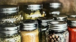 Kitchen Hacks: मसालों में नहीं आएगी नमी, कीड़े रहेंगे दूर, बारिश के दिनों में इन Tips को करें फॉलो