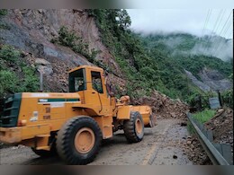 नेपाल में लैंडस्लाइड की वजह से त्रिशूल नदी में बह गईं दो बसें, सवार थे 60 से ज्यादा यात्री, रेस्क्यू ऑपरेशन जारी 