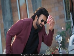 ब्लू शर्ट और गले में गम्छा डाले दिखे प्रभास, द राजा साब से लीक हुई बाहुबली की तस्वीर ब्लू शर्ट और गले में गम्छा डाले दिखे प्रभास, द राजा साब से लीक हुई बाहुबली की तस्वीर