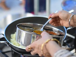 राइट समय पर सही मसाला डालने से खाने का स्वाद हो जाता है डबल, समझिए टेस्टी डिश बनाने का यह सीक्रेट राइट समय पर सही मसाला डालने से खाने का स्वाद हो जाता है डबल, समझिए टेस्टी डिश बनाने का यह सीक्रेट
