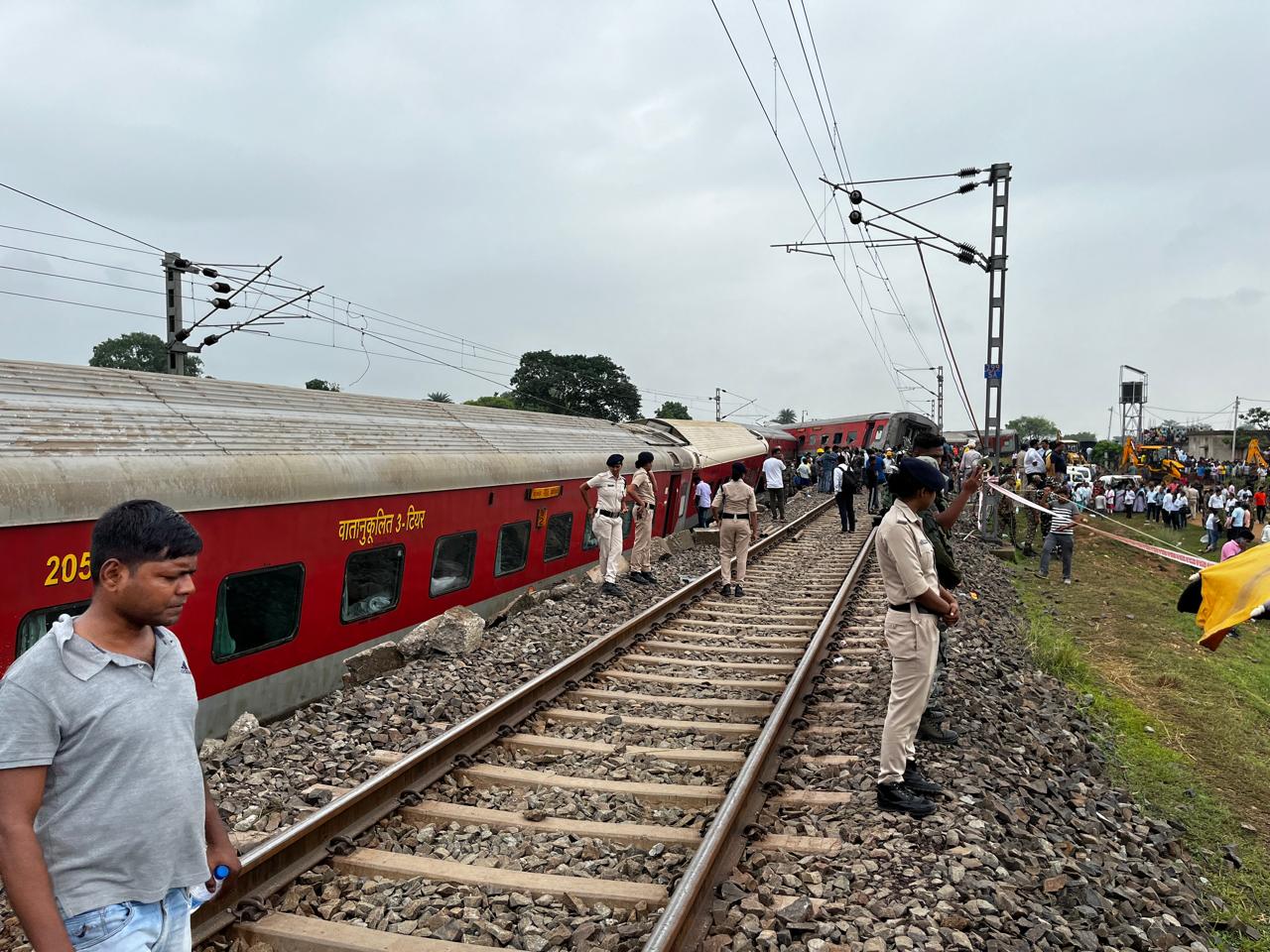 Mumbai-Howrah Train Accident Updates: 2 Killed As 18 Coaches Derail