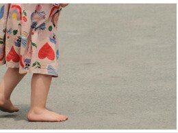 Woman In Taiwan Makes Daughter Walk Barefoot On Hot Pavement, Internet Outraged Woman In Taiwan Makes Daughter Walk Barefoot On Hot Pavement, Internet Outraged