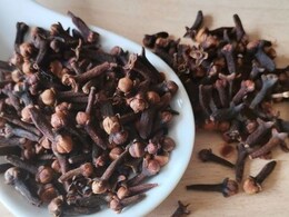 Clove Benefits: हर रोज इस वक्त खाएं लौंग, सेहत को एक साथ मिलेंगे कई हैरान करने वाले फायदे