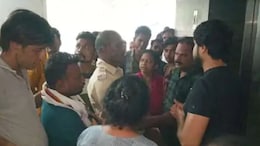 लिफ्ट में फंसने से महिला की मौत, 45 मिनट बाद निकालने के दौरान बेसमेंट में गिर गई थी, परिजनों का हंगामा