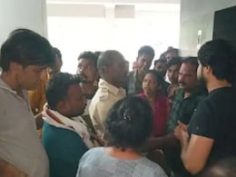 लिफ्ट में फंसने से महिला की मौत, 45 मिनट बाद निकालने के दौरान बेसमेंट में गिर गई थी, परिजनों का हंगामा लिफ्ट में फंसने से महिला की मौत, 45 मिनट बाद निकालने के दौरान बेसमेंट में गिर गई थी, परिजनों का हंगामा