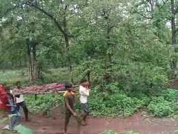 सरकारी दावों की पोल खोलती तस्वीर, MP में खटिया से एम्बुलेंस तक पहुंची गर्भवती