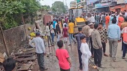 अतिक्रमण पर प्रशासन सख्त: खंडवा में रेहड़ी, ठेले से लेकर पक्के अतिक्रमण तक चला JCB का पंजा