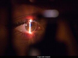 चेहरे पर बैठी मक्खी को मारना पड़ा महंगा, डॉक्टरों को निकालनी पड़ गई आंख चेहरे पर बैठी मक्खी को मारना पड़ा महंगा, डॉक्टरों को निकालनी पड़ गई आंख