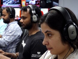 Earphone Warning : सतत हेडफोनवर गाणी ऐकताय? WHO कडून गंभीर इशारा