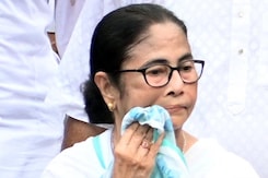 West Bengal मारपीट मामले में सियासत तेज, राज्यपाल का बयान- महिलाओं के रहने लायक नहीं बंगाल West Bengal मारपीट मामले में सियासत तेज, राज्यपाल का बयान- महिलाओं के रहने लायक नहीं बंगाल