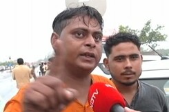 Hathras Satsang Stampede: उम्मीद से ज्यादा लोगों की उमड़ी भीड़, मौके पर थे सिर्फ 40 पुलिसकर्मी Hathras Satsang Stampede: उम्मीद से ज्यादा लोगों की उमड़ी भीड़, मौके पर थे सिर्फ 40 पुलिसकर्मी