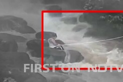 मुरैना में झरने के तेज बहाव में फंसे 3 सैलानी, पुलिस ने किया रेस्क्यू