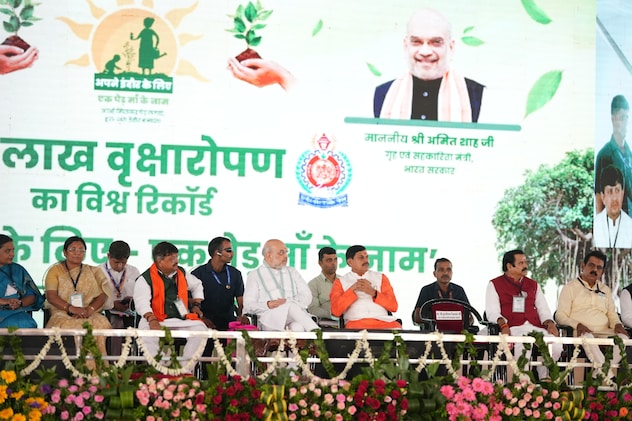कार्यक्रम के दौरान मंच पर बैठे हुए गृह मंत्री अमित शाह, सीएम डॉ. मोहन यादव और नगरीय प्रशासन मंत्री कैलाश विजयवर्गीय समेत अन्य जनप्रतिनिधि और अधिकारी गण. कार्यक्रम के दौरान मंच पर बैठे हुए गृह मंत्री अमित शाह, सीएम डॉ. मोहन यादव और नगरीय प्रशासन मंत्री कैलाश विजयवर्गीय समेत अन्य जनप्रतिनिधि और अधिकारी गण.