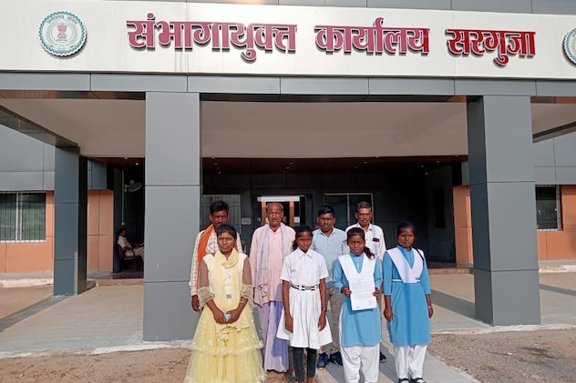 छात्राओं ने अधीक्षिका की शिकायत संभाग कमिश्नर और जिला कलेक्टर से की है.