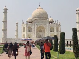 हथकड़ी पहने ताजमहल देखने पहुंचा कैदी, पर्यटक और स्थानीय लोग हैरान, जानें पूरा मामला हथकड़ी पहने ताजमहल देखने पहुंचा कैदी, पर्यटक और स्थानीय लोग हैरान, जानें पूरा मामला