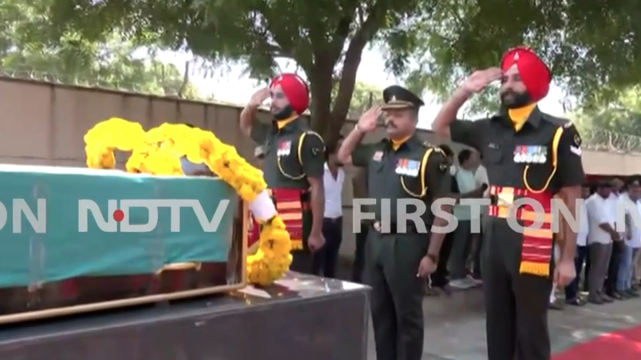 डोडा में शहीद हुए जवानों को जयपुर एयरपोर्ट पर नेताओं ने दी श्रद्धांजलि