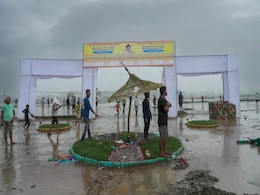 हाथरस हादसा: क्या भक्तों को भगदड़ में मरता छोड़कर भाग गया था बाबा? सामने आया CCTV फुटेज हाथरस हादसा: क्या भक्तों को भगदड़ में मरता छोड़कर भाग गया था बाबा? सामने आया CCTV फुटेज