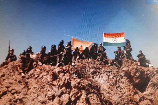 दुश्मन को तीनों दिशाओं से था घेरा दुश्मन को तीनों दिशाओं से था घेरा
