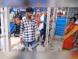 डॉक्टर साहब! इसी ने काटा है : जब बिहार में सांप लेकर इलाज करवाने पहुंचा शख्स, फिर मचा हड़कंप