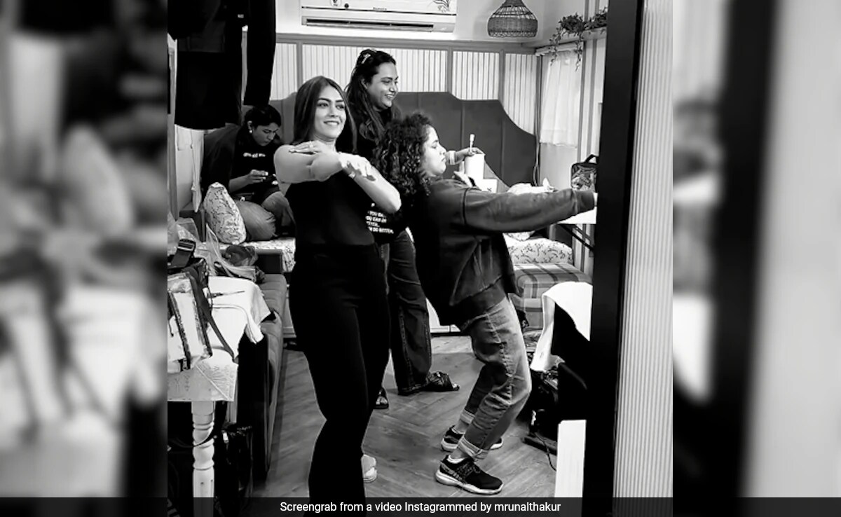 What Happened When Mrunal Thakur Tried Recreating Vicky's Kaushal <i>Tauba Tauba</i> Hook Step