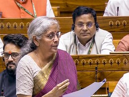 क्या कॉन्फिडेंस है... सामने बैठे राहुल को मुट्ठी तान सुनाती रहीं वित्त मंत्री निर्मला सीतारमन