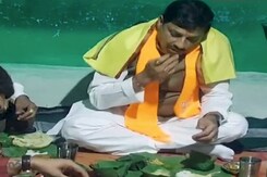 CM मोहन ने आदिवासी कार्यकर्ता के घर किया भोजन, देखें वीडियो