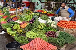 महंगी हुईं सब्ज़ियां, आम आदमी का बिगड़ा बजट महंगी हुईं सब्ज़ियां, आम आदमी का बिगड़ा बजट