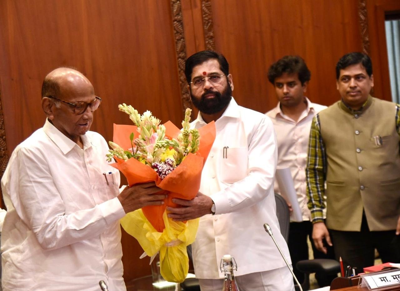 Sharad Pawar Meets Eknath Shinde, Discusses Irrigation, Milk Price Issues Sharad Pawar Meets Eknath Shinde, Discusses Irrigation, Milk Price Issues