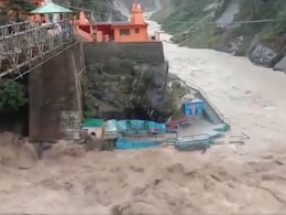 उत्तराखंड में भारी बारिश के कारण उफन रही गंगा, नदी किनारे रहने वाले लोगों को हटाया गया उत्तराखंड में भारी बारिश के कारण उफन रही गंगा, नदी किनारे रहने वाले लोगों को हटाया गया