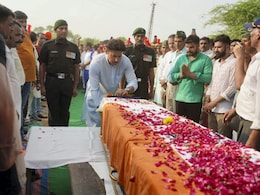 राजकीय सम्मान के साथ झुंझुनूं के 2 वीर शहीदों को अंतिम विदाई, हर किसी की नम हो गईं आंखें राजकीय सम्मान के साथ झुंझुनूं के 2 वीर शहीदों को अंतिम विदाई, हर किसी की नम हो गईं आंखें